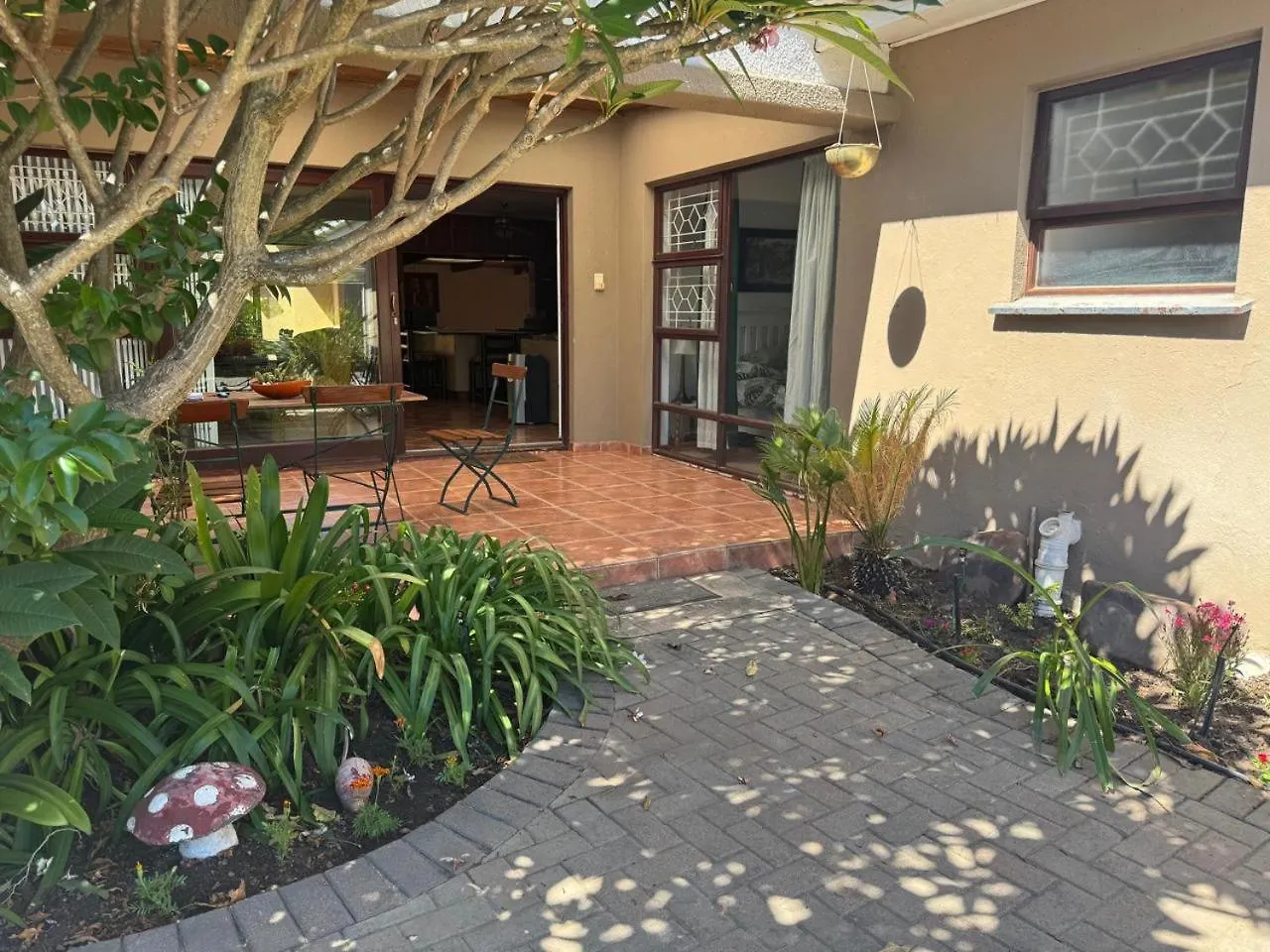 Broadway Guesthouse Durbanville contacts